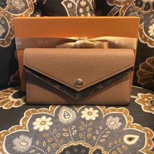 Louis Vuitton double V wallet
